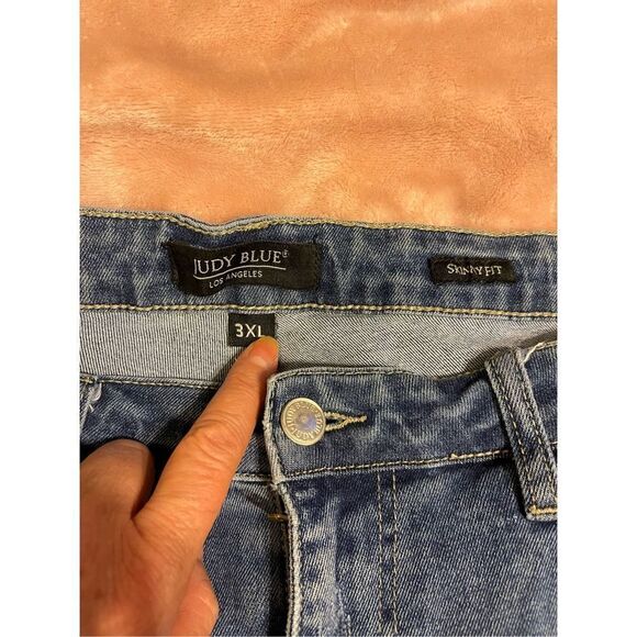 JUDY BLUE Jeans Women’s Sz 3XL Skinny Fit Distressed Frayed Hem Stitch - Picture 3 of 5